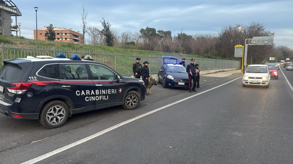 #CONTIENE FOTO# ROMA – CONTROLLI DEI CARABINIERI NELLE PERIFERIE. 4 PERSONE DENUNCIATE.
