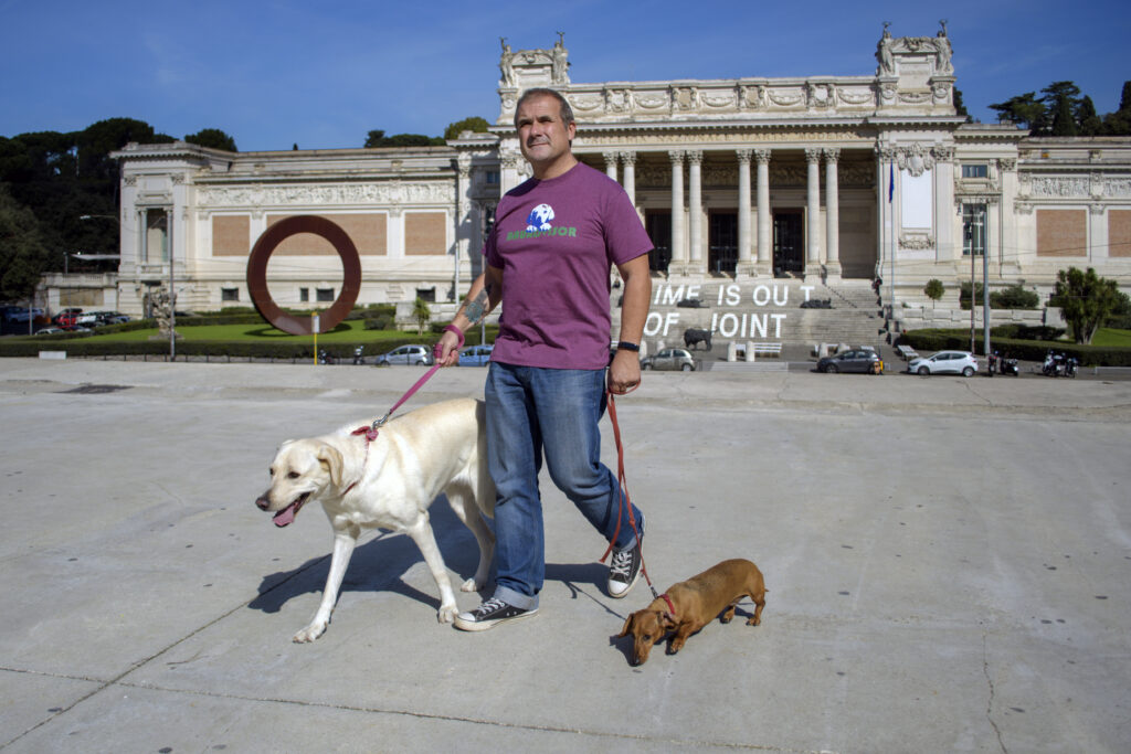 Arriva “Dogs & Museum Road Show”, il primo tour dedicato al pet-turismo culturale e al servizio di dog sitting in 52 città italiane e 280 musei. Dal 12 Gennaio 2025 al 5 Aprile 2026