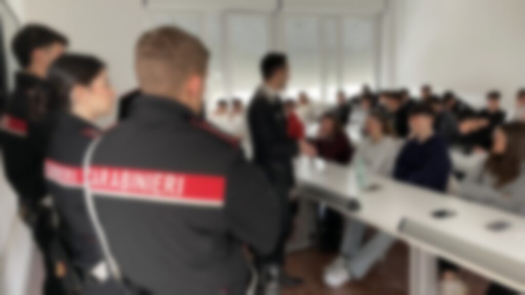 #CONTIENE FOTO E VIDEO# QUARTICCIOLO – CARABINIERI IN CATTEDRA PER PROMUOVERE LA CULTURA DELLA LEGALITA’ TRA I GIOVANI. MOLTO ATTENTA LA PARTECIPAZIONE DEGLI STUDENTI.