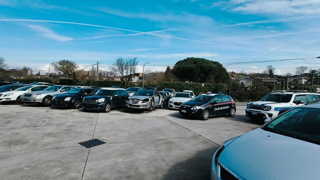 #CONTIENE FOTO# SEGNI – BLITZ DEI CARABINIERI NEL CENTRO DI AUTODEMOLIZIONE, SEQUESTRATI 275 MEZZI.