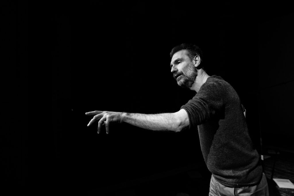 “Con il vostro irridente silenzio”: al Teatro Galli Fabrizio Gifuni corpo e voce di Aldo Moro