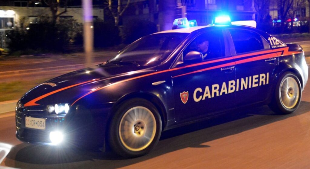 #CONTIENE FOTO# QUARTIERE COLLATINO – CARABINIERI ARRESTANO RAGAZZO CHE AL CULMINE DELL’ENNESIMA LITE FAMILIARE È GRAVEMENTE INDIZIATO DI AVER MINACCIATO IL PADRE CON UN COLTELLO DA CUCINA E DI AVERLO COLPITO CON UN PUGNO AL VOLTO ALLA PRESENZA DELLA M
