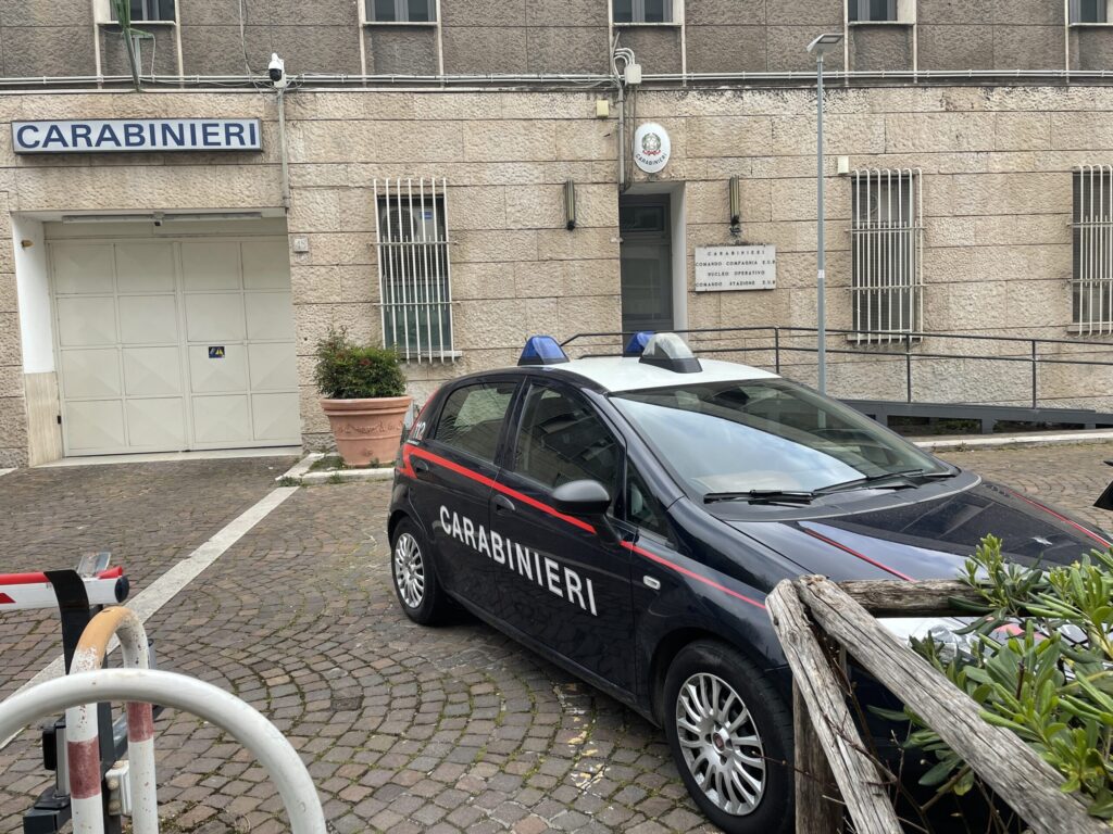 #CONTIENE FOTO#ROMA – SIMULAVA INCIDENTI E MINACCIAVA LE VITTIME DI DENUNCIARLE FINGENDOSI ANCHE AVVOCATO. A SEGUITO DI INDAGINI COORDINATE DALLA PROCURA DI ROMA, I CARABINIERI HANNO NOTIFICATO UN’ORDINANZA DI CUSTODIA CAUTELARE A CARICO DI UN UOMO 44E
