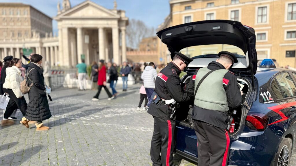 #CONTIENE FOTO# ROMA – CONTROLLI DEI CARABINIERI CONTRO FURTI E BORSEGGI NELLA CAPITALE. ALTRE 16 PERSONE ARRESTATE.