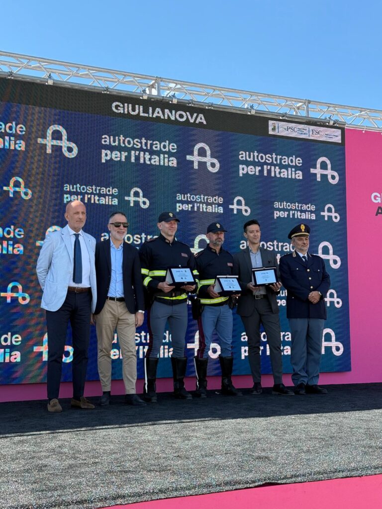 GIRO D’ITALIA “EROI DELLA SICUREZZA” TAPPA DI GIULIANOVA, PREMIATI DUE AGENTI DELLA POLIZIA DI STATO E UN ADDETTO DELLA VIABILITA’ DI ASPI