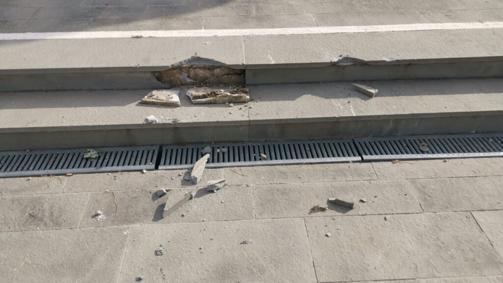 Perde l’orientamento e percorre con l’auto la scalinata in pietra del nuovo parco cittadino