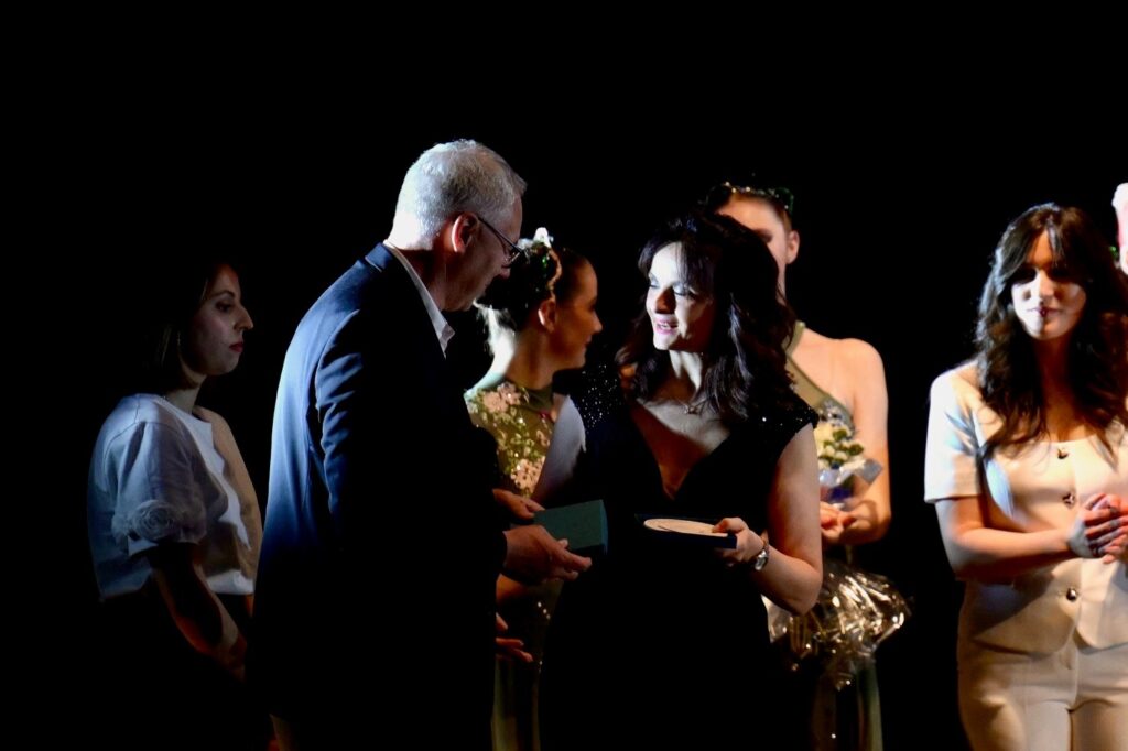 (ACON) DANZA. BORDIN CONSEGNA SIGILLO CR PER 25 ANNI ATTIVIT DI ABIDANCE