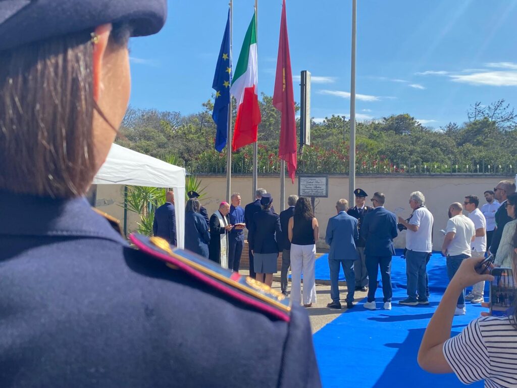Questura di Caserta: al Commissariato di pubblica sicurezza di Castel Volturno l’intitolazione del piazzale alle vittime del dovere della Polizia di Stato.
