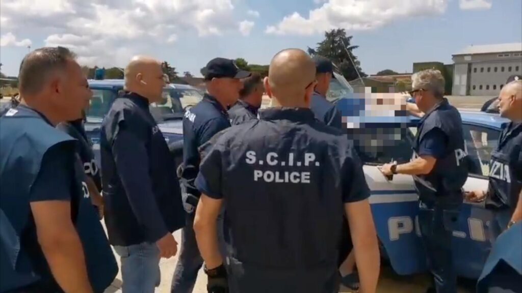Foto dell’arrivo di Kaufmann all’aeroporto di Ciampino scortato dai poliziotti del Servizio per la Cooperazione Internazionale di Polizia, del Servizio Centrale Operativo della Polizia di Stato e della Squadra Mobile della Questura di Roma.