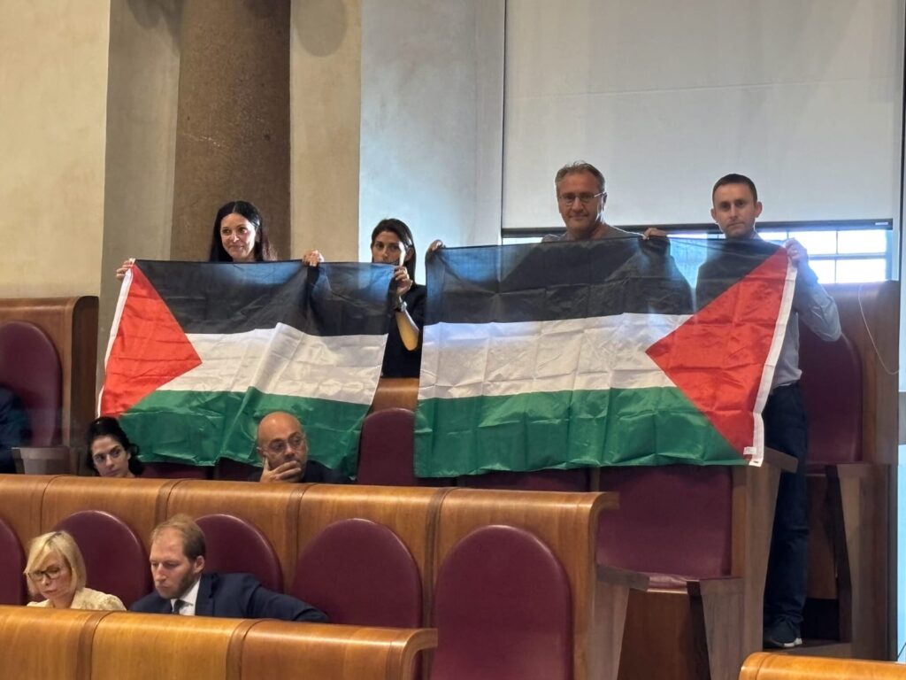 Roma, Ferrara (M5S): “Bandiera palestinese esposta in Assemblea Capitolina, il M5S può cambiare le cose”