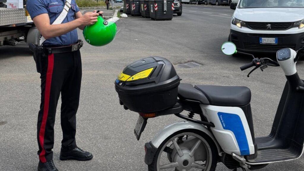 #CONTIENE FOTO# ROMA – SORPRESO A FORZARE UNO SCOOTER IN SHARING, ADDOSSO AVEVA DOSI DI SHABOO, ARRESTATO UN 49ENNE.