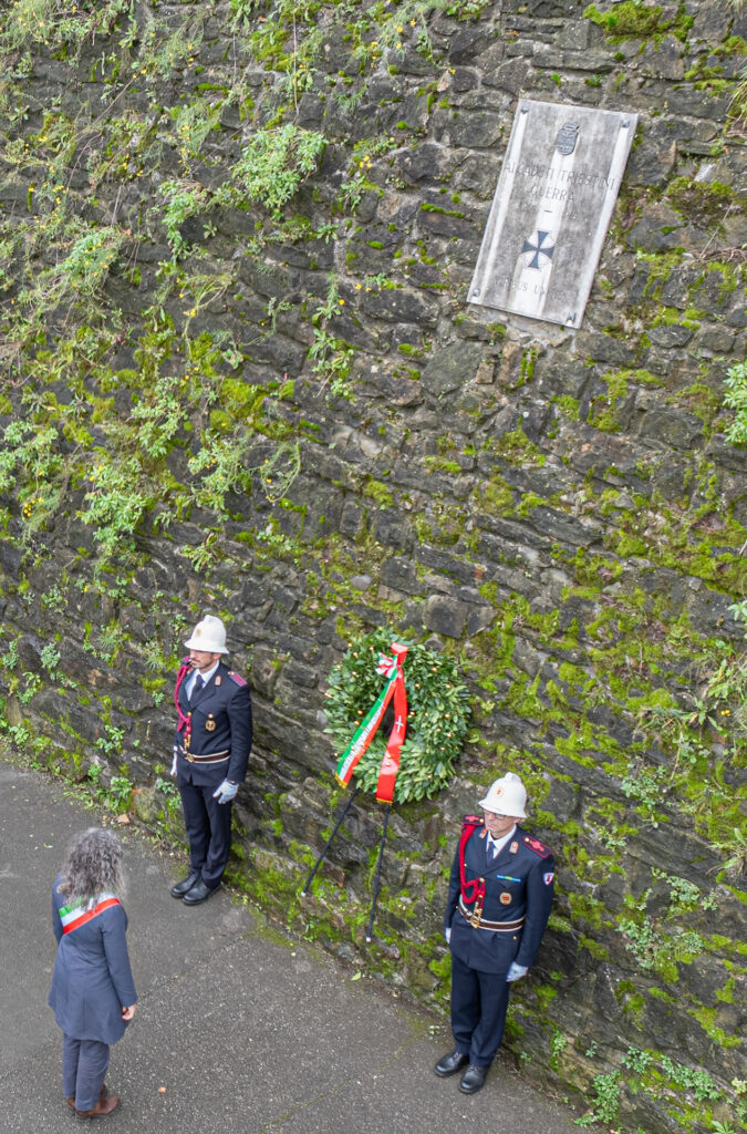 TS 31/10/2025 IL SINDACO ROBERTO DIPIAZZA, INSIEME AI PRIMI CITTADINI DEI SEI COMUNI DELLA PROVINCIA, HA DEPOSTO OGGI LE CORONE IN ONORE DEI CADUTI IN ALCUNE DEI LUOGHI SIMBOLO DELLA MEMORIA STORICA DELLE NOSTRE TERRE