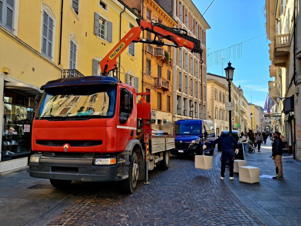 Comunicato stampa – Decoro urbano: al via la posa di nuove sedute e fioriere nel centro storico