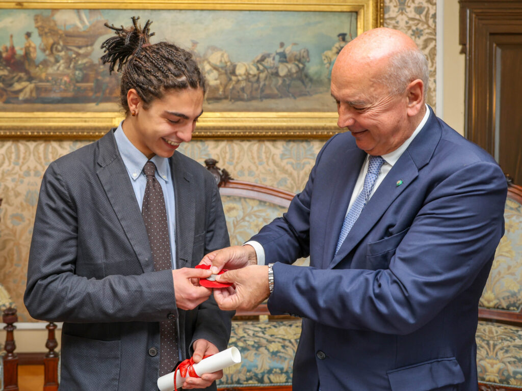 TS 27/10/2024 IL SINDACO ROBERTO DIPIAZZA HA CONSEGNATO UN RICONOSCIMENTO AL GIOVANE TRIESTINO, GIACOMO COVI PREMIATO AL FESTIVAL DEL CINEMA DI VENEZIA PER LA MIGLIORE INTERPRETAZIONE NELLA SEZIONE ORIZZONTI