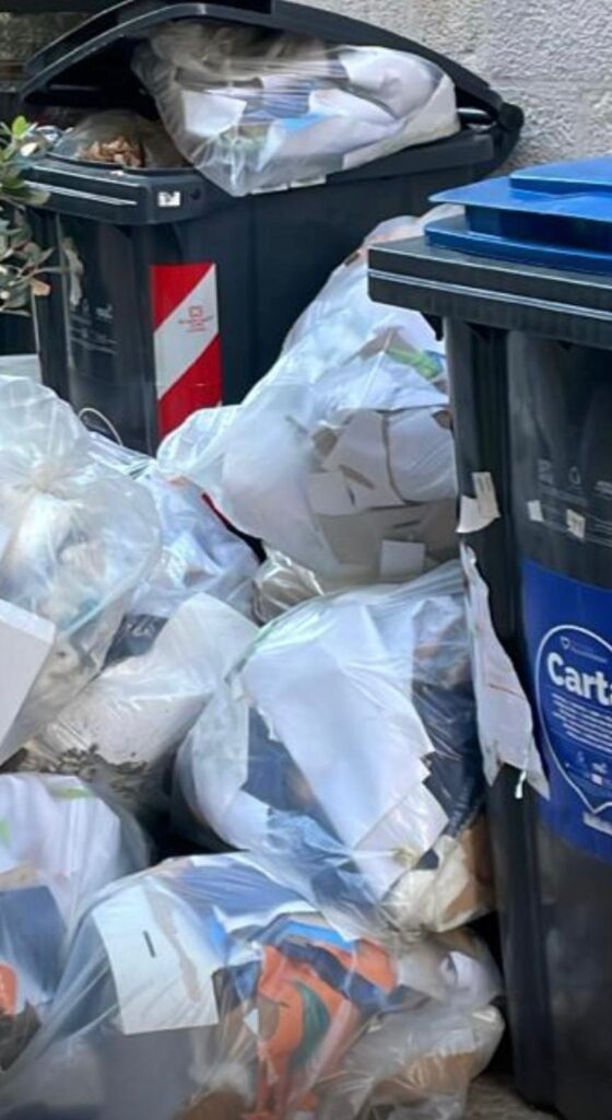 IL COMUNE COMUNICA – inasprite le sanzioni per chi abbandona rifiuti all’esterno e in prossimità dei contenitori: multato ieri locale a Bari vecchia