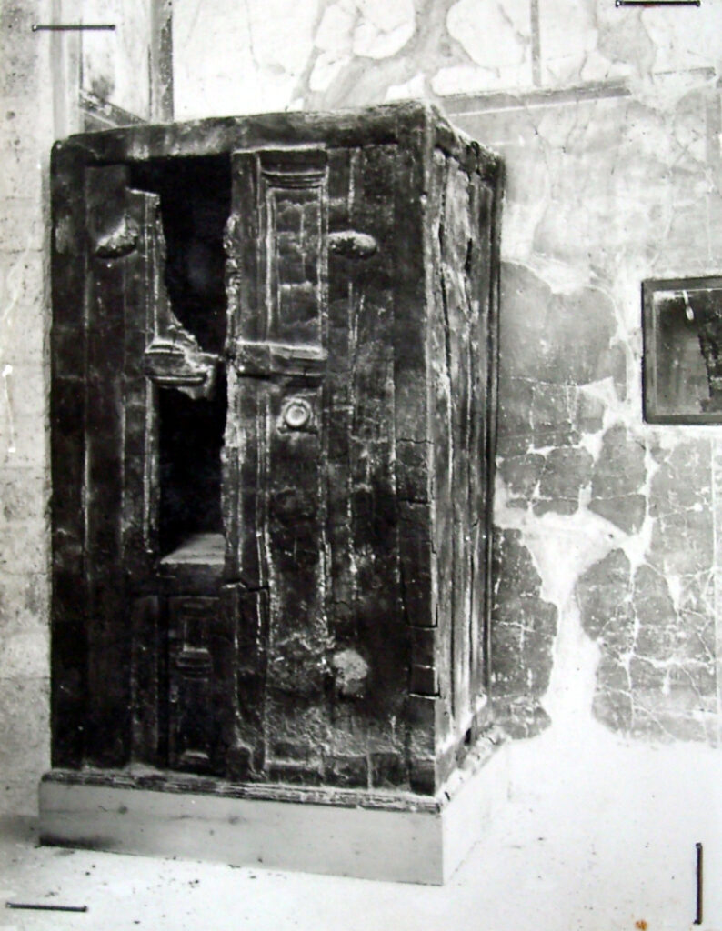 In Antiquarium una credenza con le sue stoviglie