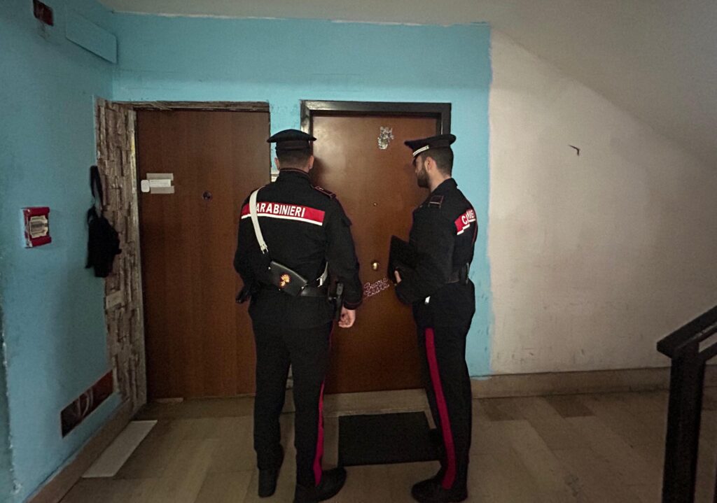 #CONTIENE FOTO# NETTUNO – TENTA DI LIBERARSI DELLA DROGA ALLA VISTA DEI CARABINIERI, ARRESTATO 31ENNE.