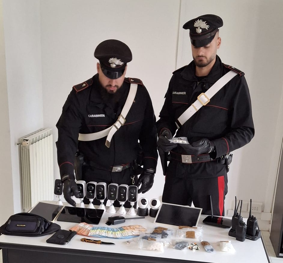 #CONTIENE FOTO# NETTUNO – BLITZ ANTIDROGA A NETTUNO, UOMO ARRESTATO CON INGENTI DOSI COCAINA, CRACK E HASHISH E UN COLTELLO A SERRAMANICO