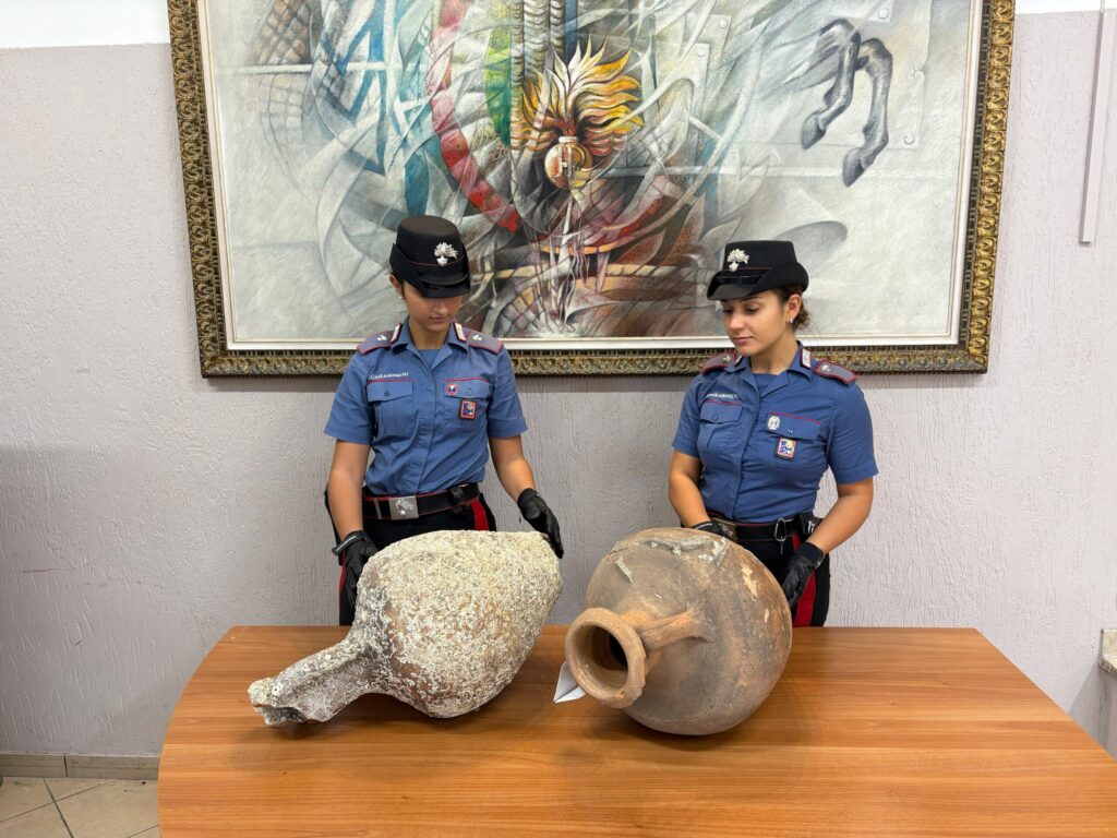 #CONTIENE FOTO# DUE PREZIOSE ANFORE ROMANE TORNANO AD ANZIO GRAZIE AI CARABINIERI E ALLA SOPRINTENDENZA.
