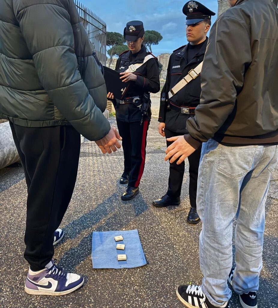 #CONTIENE FOTO# CENTRO – CONTROLLI DEI CARABINIERI NEL CENTRO STORICO PER CONTRASTARE ILLEGALITA’ E DEGRADO. 8 PERSONE ARRESTATE E 11 DENUNCIATE ALLA PROCURA DELLA REPUBBLICA.