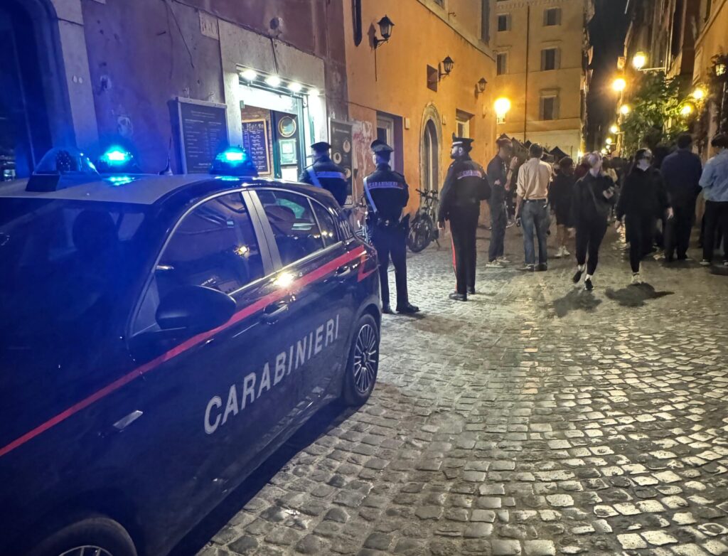 #CONTIENE FOTO# SCIPPA DUE RAGAZZE IN PIAZZA MADONNA DEI MONTI, ARRESTATO DAI CARABINIERI DELLA STAZIONE DI ROMA QUIRINALE IMPIEGATI IN SERVIZIO ANTI “MALA MOVIDA”.