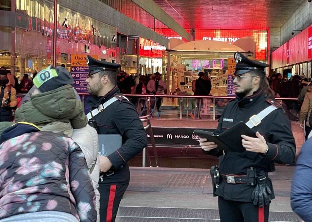 #CONTIENE FOTO# ROMA – CONTROLLO STRAORDINARIO NELL’AREA DELLA STAZIONE TERMINI. I CARABINIERI PRESIDIANO IL TERRITORIO CON 3 ARRESTI, 7 DENUNCE E SANZIONI AMMINISTRATIVE. SEQUESTRATO STUPEFACENTE E DENARO CONTANTE.