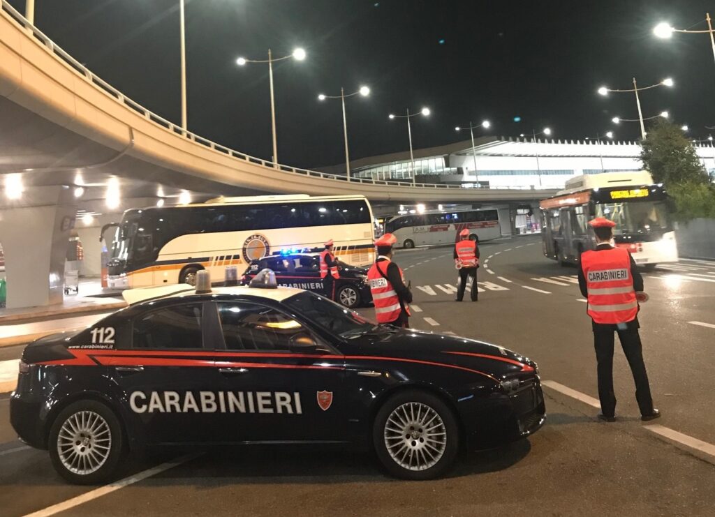 #CONTIENE FOTO# FIUMICINO – CONTRASTO A NCC E TAXI ABUSIVI PRESSO LO SCALO INTERNAZIONALE. 32 SANZIONI E 70MILA EURO DI MULTA NEI MESI DI SETTEMBRE E OTTOBRE. NOTIFICATI DAI CARABINIERI 31 ORDINI DI ALLONTANAMENTO PER 48 ORE DALL’AREA AEROPORTUALE. ARR