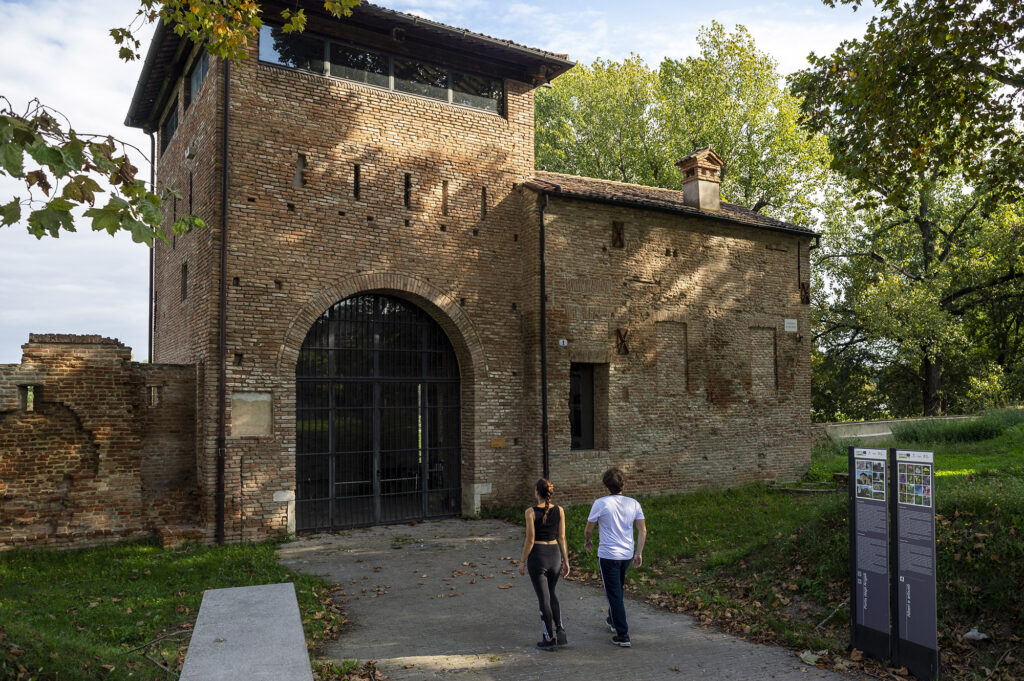 CULTURA E TURISMO, PROSEGUE L’ITER PER LA RIQUALIFICAZIONE E LA RIAPERTURA DI PORTA DEGLI ANGELI. NEL PROSSIMO CONSIGLIO COMUNALE LA VARIAZIONE URBANISTICA PER LA REALIZZAZIONE DEI SERVIZI IGIENICI GULINELLI: “INTERVENTO NECESSARIO, SOLUZIONE SOSTENIBILE E RISPETTOSA DEL CONTESTO”