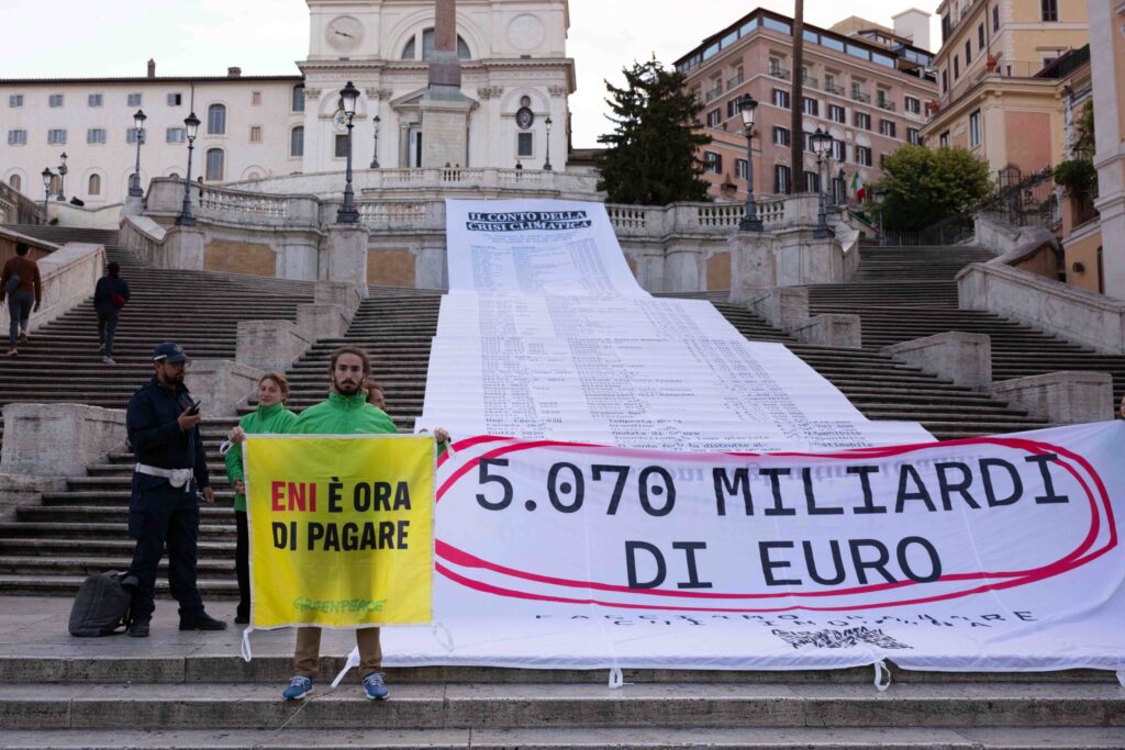 FOTO e VIDEO – FINANZIARIA, ATTIVISTI DI GREENPEACE PRESENTANO IL CONTO DELLA CRISI CLIMATICA: «CHI È RESPONSABILE DEVE PAGARE»