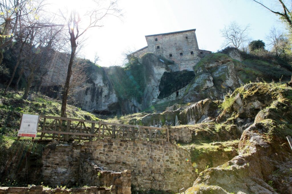 Il Comune acquisterà il castello di Borzano e parte dell’area Unesco circostante