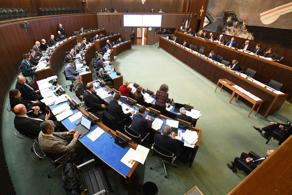 (ACON) LAVORO/2. DDL 59, OK AULA AGLI ARTICOLI 14-24 SU LAVORO E FORMAZIONE