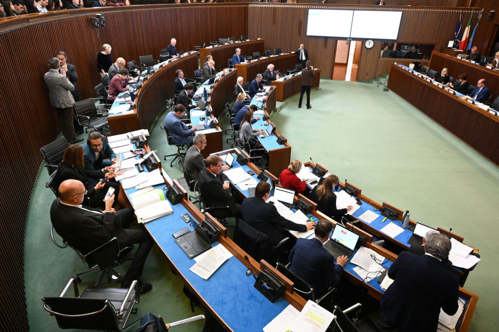 (ACON) LAVORO/3. OK AULA AD ART 25-40 SU SERVIZI INFANZIA E EXTRACURRICULARI