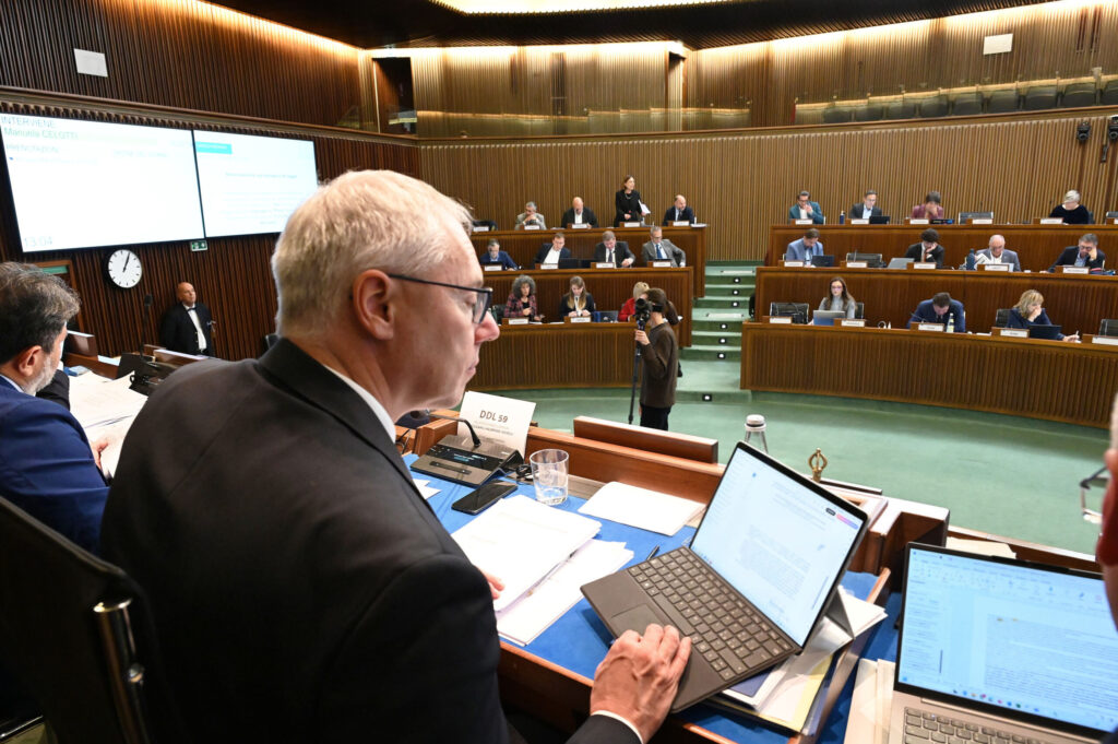 (ACON) LAVORO/4. AULA APPROVA DDL 59, ASTENSIONE OPPOSIZIONI CON NO DI OPEN