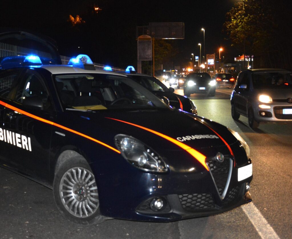 #CONTIENE FOTO# ROMA – AGGREDISCE I CARABINIERI DOPO AVER DISTURBATO I CLIENTI DI UN BAR. DONNA ARRESTATA