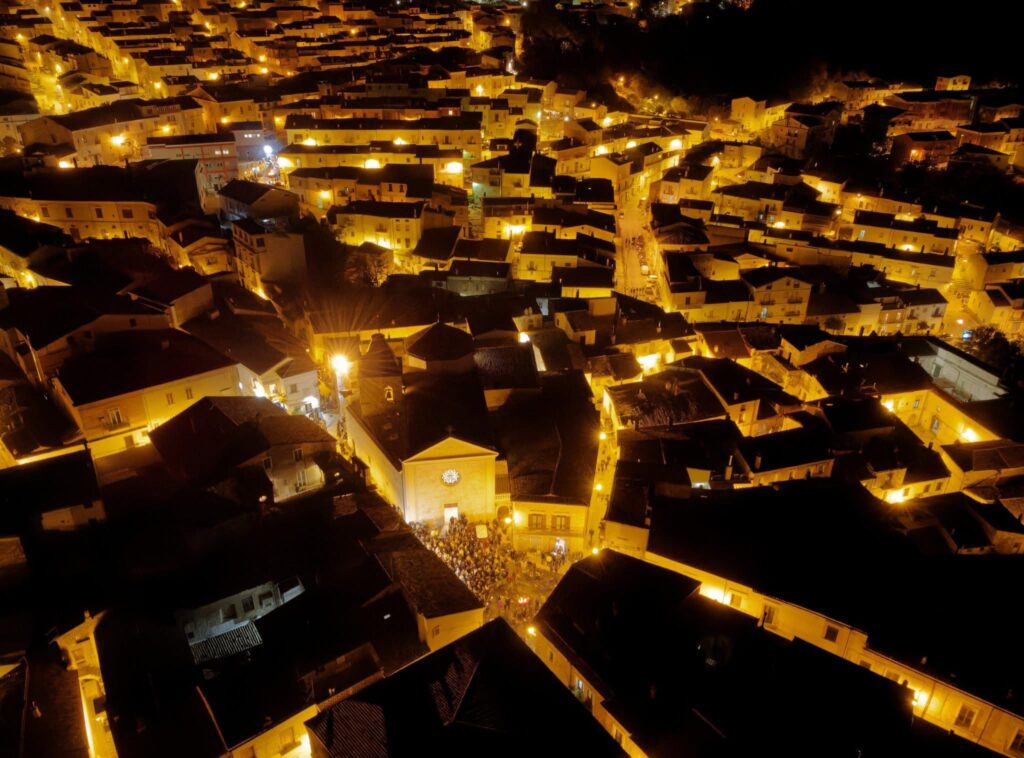 Zucche lanterna e falò illuminano Orsara (Fg): è la festa della luce