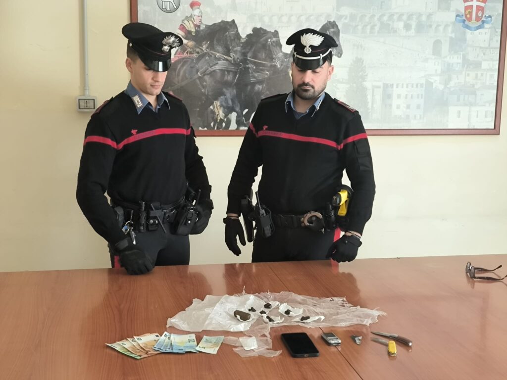 #CONTIENE FOTO# PALESTRINA – CARABINIERI ARRESTANO 6 PERSONE (TRA CUI DUE MINORI) PER DETENZIONE DI DROGA AI FINI DI SPACCIO. SEQUESTRATI COMPLESSIVAMENTE 28 G DI COCAINA E 48 G DI HASHISH.