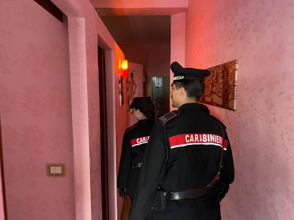 #CONTIENE FOTO# ROMA – CARABINIERI ARRESTANO 60ENNE CINESE, GRAVEMENTE INDIZIATA DI SFRUTTAMENTO DELLA PROSTITUZIONE. GLI ANNUNCI PUBBLICIZZATI SU INTERNET CON TANTO DI RECENSIONI DA PARTE DEI CLIENTI