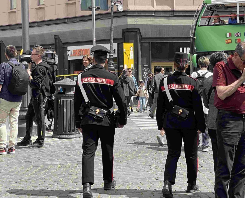 #CONTIENE FOTO# ROMA – GUIDA TURISTICA VITTIMA DI FURTO DEL CELLULARE. CARABINIERI DI VIGILANZA BLOCCANO UN UOMO E RECUPERANO LA REFURTIVA.