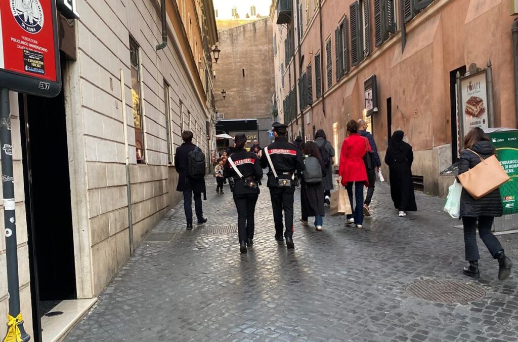 #CONTIENE FOTO# ROMA – PROSEGUE LA STRETTA DEI CARABINIERI CONTRO I BORSEGGIATORI. COORDINATI DALLA PROCURA DELLA REPUBBLICA I CARABINIERI ARRESTANO  ALTRE 11 PERSONE PER FURTO. ALTRE 11 PERSONE PER FURTO.