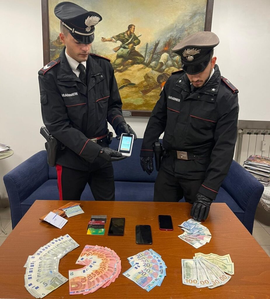 #CONTIENE FOTO# ROMA – CONTROLLI DEI CARABINIERI IN ZONA SAN PIETRO. NELLA METRO, ARRESTATO STRANIERO CHE CERCAVA DI EFFETTUARE TRANSAZIONI CON CARTE DI CREDITO APPENA RUBATE TRAMITE POS PORTATILE.