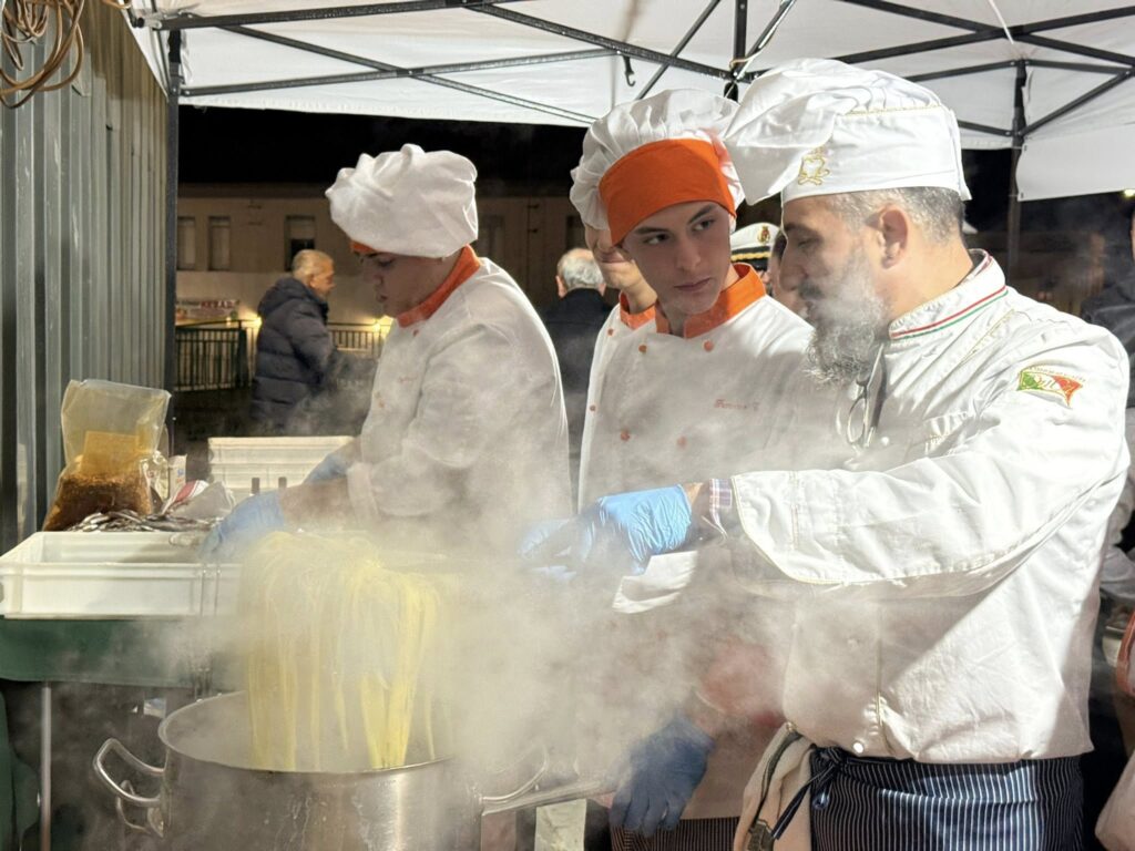 Grande successo per la Festa del Mare di venerdì scorso a Sibari: centinaia sono scesi in piazza a ballare con i Dance Tarantella. In mattinata laboratori per gli studenti della scuola primaria e nel pomeriggio un convegno sul mare e l’ambiente.