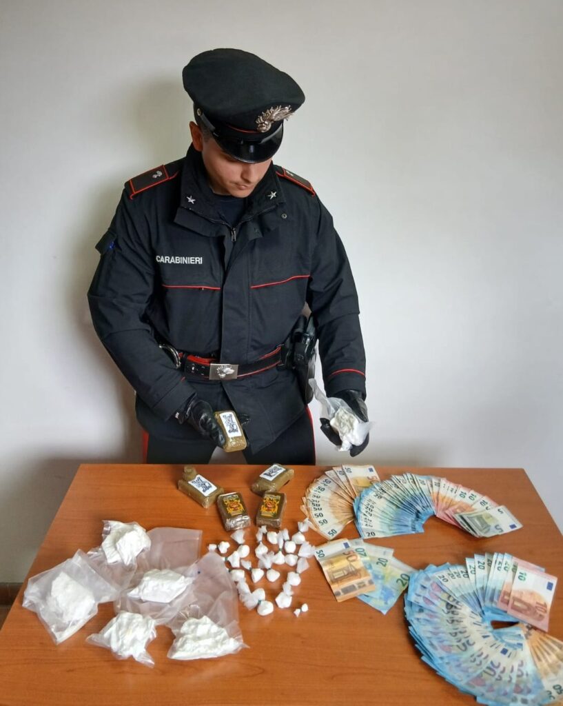 #CONTIENE FOTO# GUIDONIA MONTECELIO – A CASA 1,2 KG DI STUPEFACENTE. CARABINIERI ARRESTANO A VILLANOVA DI GUIDONIA UN 34ENNE POLACCO E UN 33ENNE ITALIANO.