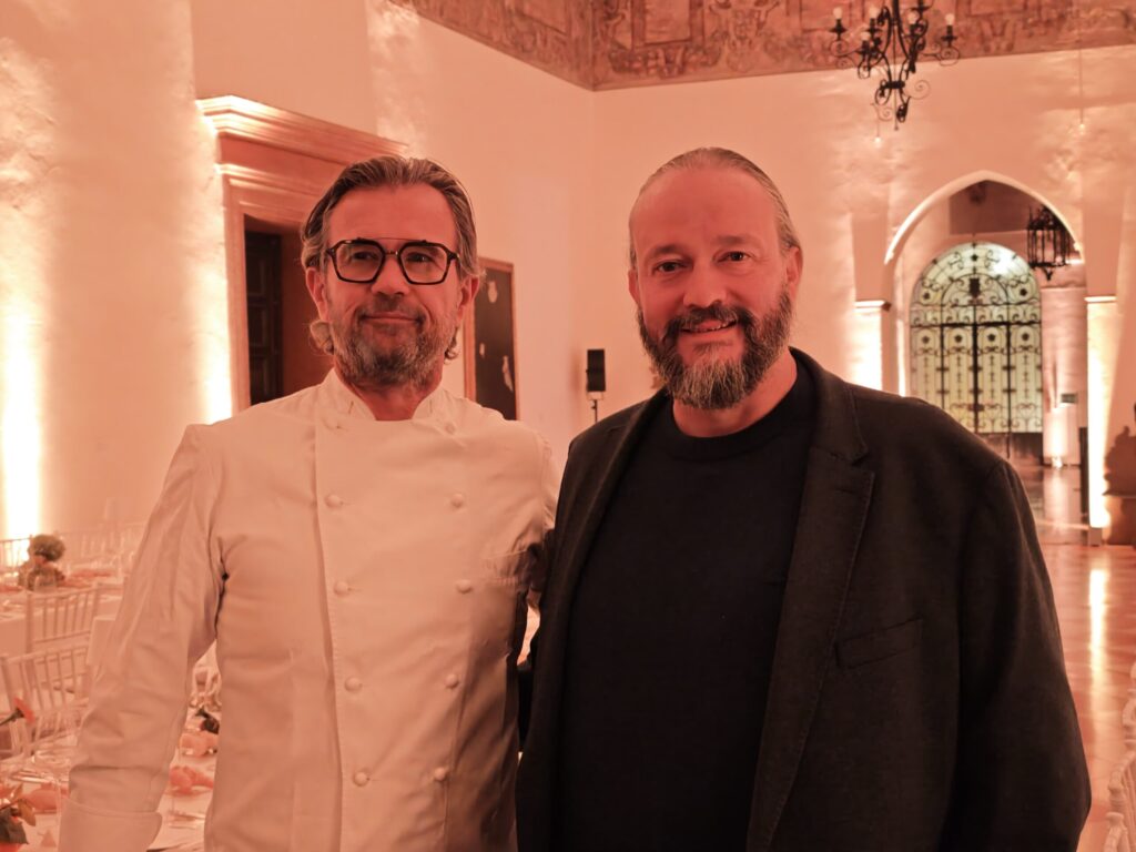 CHEF CRACCO A FERRARA. INTERPRETA MESSISBUGO, MAESTRO DI CERIMONIE DEGLI ESTE: “LA CUCINA È ARTE E MEMORIA”. SINDACO: “UN ONORE ACCOGLIERLO NELLA DIMORA DEGLI ESTE. EVENTO CHE VALORIZZA LA TRADIZIONE GASTRONOMICA DELLA NOSTRA CITTÀ”
