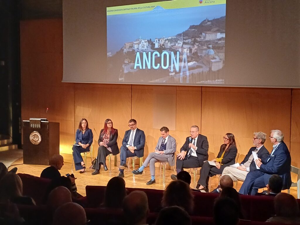 CARTELLA STAMPA Presentazione Candidatura Capitale Cultura, Ufficio Stampa Comune di Ancona, seguiranno dichiarazioni, altre foto ecc