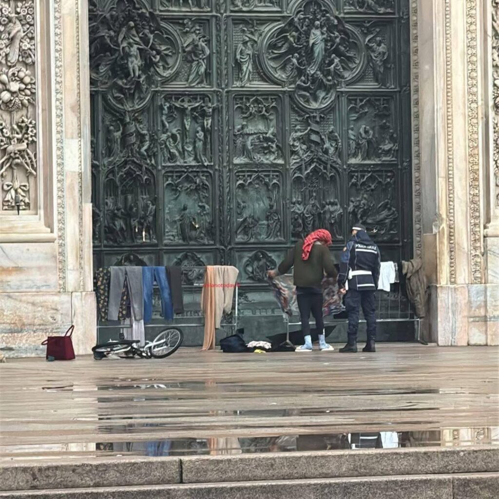(all.foto) MILANO, DE CORATO (FDI): «PANNI STESI AL DUOMO, GRAZIE A SINISTRA CITTA’ CAPITALE ANCHE DEL DEGRADO».