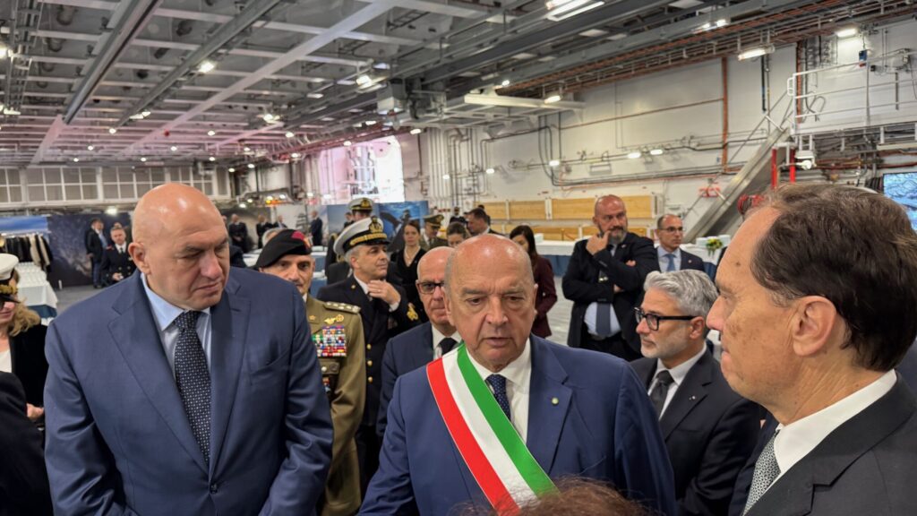 TS 26/10/2025  71° ANNIVERSARIO DEL RITORNO DI TRIESTE ALL’ITALIA, A BORDO DI NAVE TRIESTE LA CERIMONIA DI CONSEGNA DELLA BANDIERA DI COMBATTIMENTO ALL’UNITA’ DELLA MARINA MILITARE DA PARTE DEL SINDACO DIPIAZZA