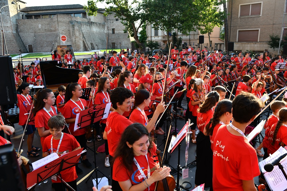Sagra Musicale Malatestiana, domenica 2 novembre i giovanissimi sul palco del Teatro Galli con l’Orchestra Play Different