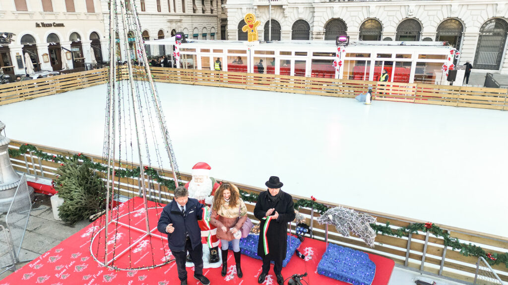 I: TS 29/11/2025 INAUGURATE DAL SINDACO DIPIAZZA LA PISTA DI PATTINAGGIO SUL GHIACCIO APERTA FINO ALL’11 GENNAIO 2026 IN PIAZZA PONTEROSSO E LA TRADIZIONALE FIERA DI SAN NICOLÒ, CHE SARÀ ALLESTITA FINO A DOMENICA 7 DICEMBRE NELL’AREA PEDONALE DI VIALE X