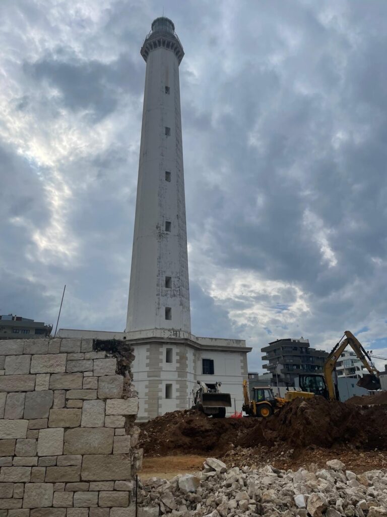 IL COMUNE COMUNICA – riqualificazione del waterfront di San Cataldo: oggi l’apertura della breccia nel muro perimetrale del faro per realizzare la scalinata che collegherà il nuovo giardino del faro al mare