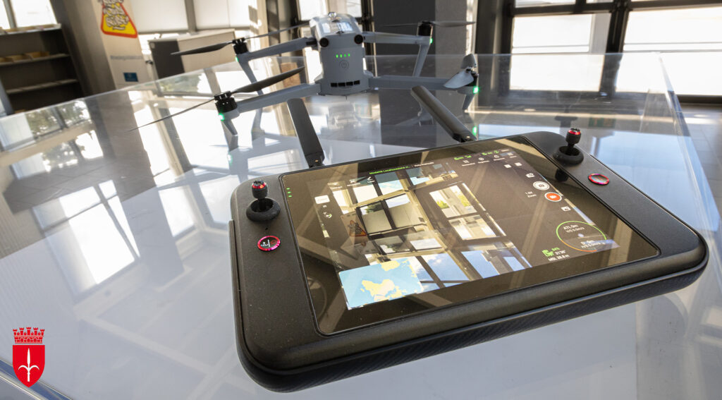 TS 18/11/2025 L’ASSESSORE ALLE POLITICHE DELLA SICUREZZA CITTADINA, CATERINA DE GAVARDO PRESENTA IL PRIMO DRONE DELLA POLIZIA LOCALE